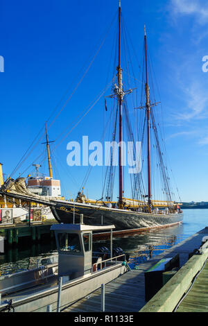 Halifax, Kanada - 23 September, 2018: Die Bluenose II angeln Schoner, mit Einheimischen und Besuchern, in den Hafen von Halifax, Nova Scotia, Kanada Stockfoto