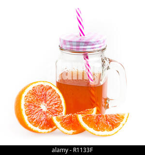 Mason jar Glas Tee Mit Orangen auf weißem Hintergrund Stockfoto