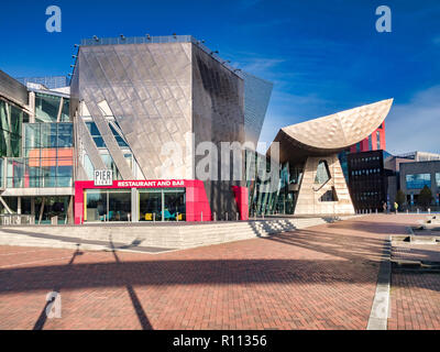 2. November 2018: Salford Quays, Manchester, UK - The Lowry, und Pier 8 Restaurant und Bar, an einem schönen sonnigen Herbsttag. Stockfoto