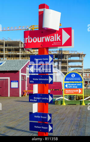 Halifax, Kanada - 23 September, 2018: Blick auf den Hafen zu Fuß direktionale Zeichen, in Halifax, Nova Scotia, Kanada Stockfoto