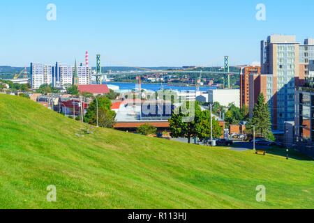 Halifax, Kanada - 23 September, 2018: Blick auf die Innenstadt von Gebäuden und die Angus L. Macdonald Brücke, in Halifax, Nova Scotia, Kanada Stockfoto