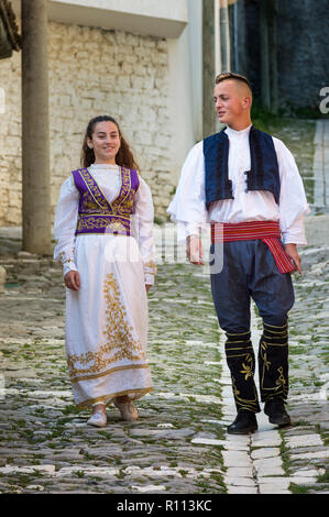 Lokale folklore gruppe in traditionellen Trachten, Berat, Albanien Stockfoto