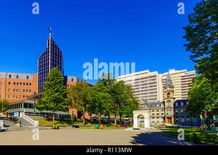 Halifax, Kanada - 23 September, 2018: Blick auf die Grand Parade Square mit den Gefallenen Peace Officers Memorial und das Rathaus, in Halifax, Nova Scot Stockfoto