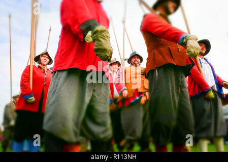 Kineton, Warwickshire, Großbritannien. 20. Oktober 2018. Mitglieder von Sealed Knot konvergieren auf ein Feld in Kineton, Warwickshire, neu zu verordnen, die erste große warf Stockfoto