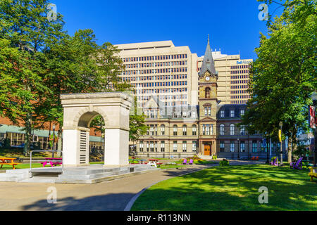 Halifax, Kanada - 23 September, 2018: Blick auf die Grand Parade Square mit den Gefallenen Peace Officers Memorial und das Rathaus, in Halifax, Nova Scot Stockfoto