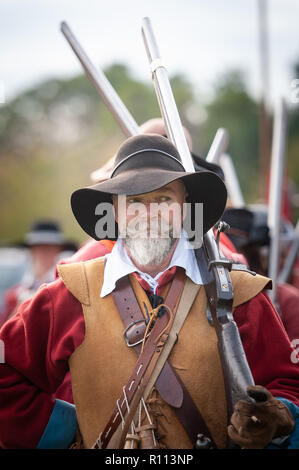 Kineton, Warwickshire, Großbritannien. 20. Oktober 2018. Mitglieder von Sealed Knot konvergieren auf ein Feld in Kineton, Warwickshire, neu zu verordnen, die erste große warf Stockfoto