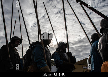 Kineton, Warwickshire, Großbritannien. 20. Oktober 2018. Mitglieder von Sealed Knot konvergieren auf ein Feld in Kineton, Warwickshire, neu zu verordnen, die erste große warf Stockfoto