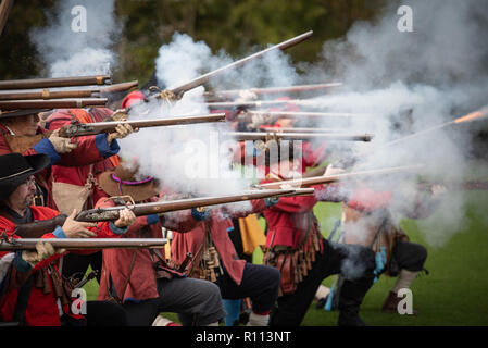 Kineton, Warwickshire, Großbritannien. 20. Oktober 2018. Mitglieder von Sealed Knot konvergieren auf ein Feld in Kineton, Warwickshire, neu zu verordnen, die erste große warf Stockfoto