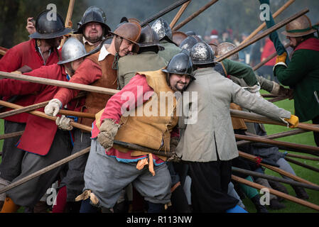 Kineton, Warwickshire, Großbritannien. 20. Oktober 2018. Mitglieder von Sealed Knot konvergieren auf ein Feld in Kineton, Warwickshire, neu zu verordnen, die erste große warf Stockfoto