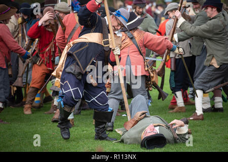 Kineton, Warwickshire, Großbritannien. 20. Oktober 2018. Mitglieder von Sealed Knot konvergieren auf ein Feld in Kineton, Warwickshire, neu zu verordnen, die erste große warf Stockfoto