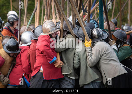 Kineton, Warwickshire, Großbritannien. 20. Oktober 2018. Mitglieder von Sealed Knot konvergieren auf ein Feld in Kineton, Warwickshire, neu zu verordnen, die erste große warf Stockfoto