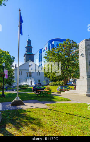 Halifax, Kanada - 23 September, 2018: Blick auf die Grand Parade Square mit der Anglikanischen Kirche St. Pauls, Einheimische und Besucher, in Halifax, Nova Scotia. Stockfoto