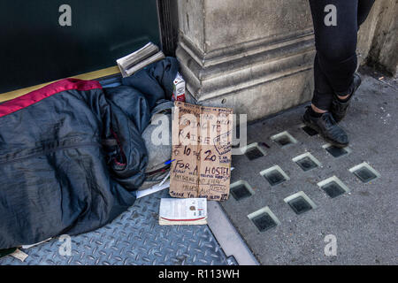 Obdachlose Person schlafen auf den Straßen von London, Großbritannien. Stockfoto