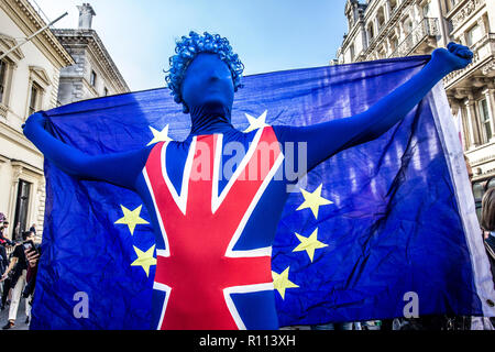 Blau Mann, der EU und der Union Jack Fahnen. London, Großbritannien. 20. Oktober, 2018. Die Abstimmung März für Neue Brexit Referendum. Stockfoto