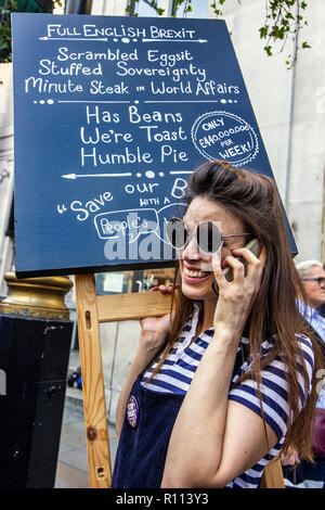 Witzig Englisches Brexit anmelden London, UK. 20. Oktober, 2018. Die Abstimmung März für Neue Brexit Referendum. Stockfoto