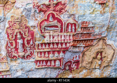 Religiöse Schnitzereien auf Kalkstein in der heiligen Kaw Goon Höhle in der Nähe Hpa-An in Myanmar (Birma) Stockfoto