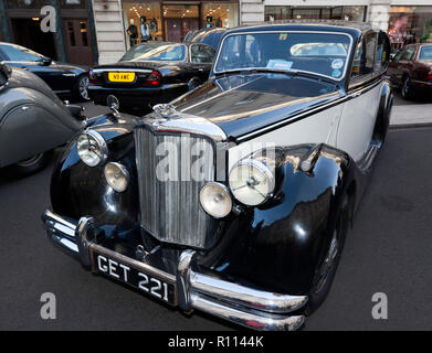 Drei Viertel Vorderansicht eines 1950er Jaguar Mark V Limousine, auf Anzeige in der Regents Street Motor Show 2018 Stockfoto