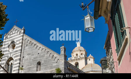 Schöne Aussicht auf das historische Zentrum von Portovenere und das Heiligtum der Weißen Madonna, früher die Pfarrkirche von San Lorenzo, Ligurien, Italien Stockfoto