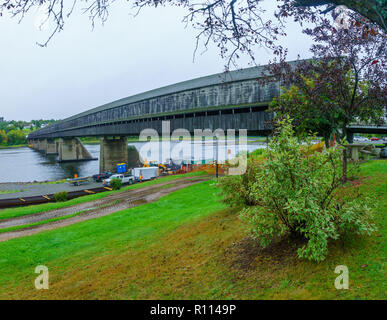 Hartland, Kanada - September 26, 2018: Blick auf die längste Brücke der Welt mit Beschäftigten im Straßenverkehr, in der Hartland, New Brunswick, Kanada Stockfoto