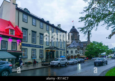 Quebec City, Kanada - 26. September 2018: Szene des Armes (Place dArmes) mit Einheimischen und Besuchern, in Quebec City, Quebec, Kanada Stockfoto