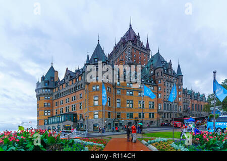 Quebec City, Kanada - 26. September 2018: Szene des Armes (Place dArmes) mit dem Chateau Frontenac, Einheimische und Besucher, in Quebec City, Qu Stockfoto