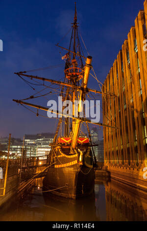 Eine funktionierende Nachbildung von Sir Francis Drakes Golden Hind, South Bank, London, England Stockfoto