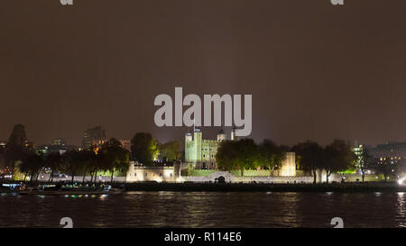 Ein Blick auf den Tower von London über die Themse in der Nacht, London, England Stockfoto