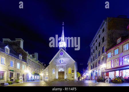 Quebec City, Kanada - 26. September 2018: Nachtansicht der Notre-Dame-des-Victoires Kirche mit Einheimischen und Besuchern, in der unteren Stadt von Quebec City, Qu Stockfoto