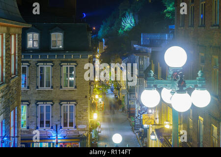 Quebec City, Kanada - 26. September 2018: Nachtansicht der Rue du Petit Champlain Straße mit Einheimischen und Besuchern, in der unteren Stadt von Quebec City, Queb Stockfoto