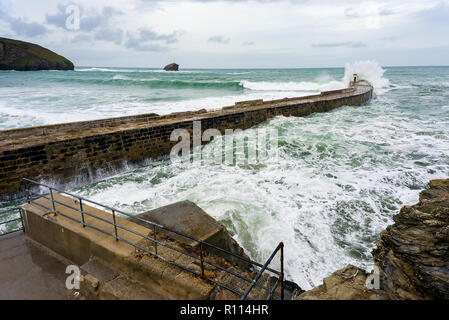 Portreath, Cornwall, UK. 04.11.2018. Gale force Winde bringen gigantische Surf schwillt zu Kornische Hafenstadt Portreath. Stockfoto