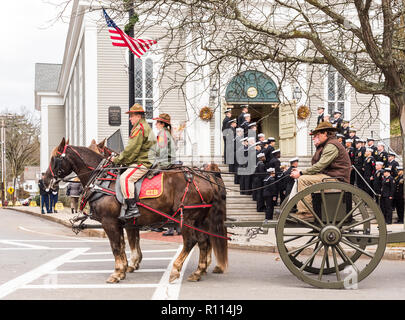 Militär die Prozession am Heiligen Familie Pfarrei in Concord, Mass für die Ehrenmedaille Empfänger Kapitän Thomas Hudner. Stockfoto