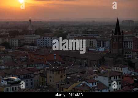 Sonnenuntergang über der Stadt Verona. Italien Stockfoto