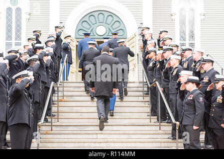 Militär die Prozession am Heiligen Familie Pfarrei in Concord, Mass für die Ehrenmedaille Empfänger Kapitän Thomas Hudner. Stockfoto