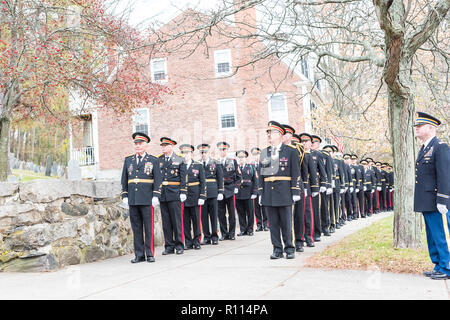 Militär die Prozession am Heiligen Familie Pfarrei in Concord, Mass für die Ehrenmedaille Empfänger Kapitän Thomas Hudner. Stockfoto