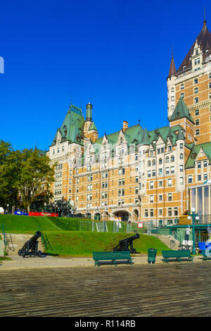 Quebec City, Kanada - 27 September 2018: Blick auf die Dufferin Terrace und das Chateau Frontenac, bei Einheimischen und Besuchern, in Quebec City, Quebec, Ca Stockfoto
