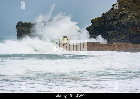 Portreath, Cornwall, UK. 04.11.2018. Gale force Winde bringen gigantische Surf schwillt zu Kornische Hafenstadt Portreath. Stockfoto