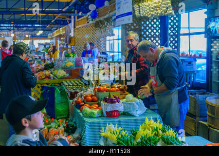 Quebec City, Kanada - 27 September 2018: Szene des alten Hafen, mit Obst und Gemüse, Verkäufer und Käufer, in Quebec City, Quebec, Kanada Stockfoto