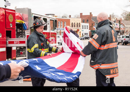 Feuerwehrleute aus Bedford und Concord Feuerwehren Falten die Flagge nach dem Trauerzug für die Ehrenmedaille Empfänger Thomas J. Hudner. Stockfoto