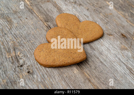 Zwei herzförmigen Lebkuchen Cookies auf Holz- Hintergrund Stockfoto