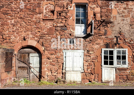 Alten, verlassenen roten Gebäude aus Stein mit defekten Türen und Fenster Stockfoto