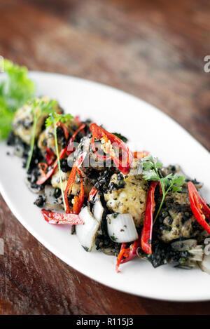 Fry frisch würzig Tintenfisch mit kampot Pfeffer berühmten Gericht der Roten Khmer in Kambodscha rühren Stockfoto