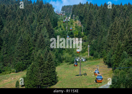 BAD Gastein, Österreich - August 06, 2018: eine Seilbahn auf den Gipfel des Hügels durch einen Waldweg. Stockfoto