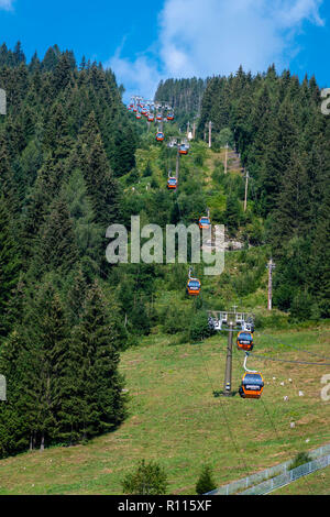 BAD Gastein, Österreich - August 06, 2018: eine Seilbahn auf den Gipfel des Hügels durch einen Waldweg. Stockfoto