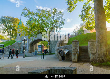 Quebec City, Kanada - 27 September 2018: Szene der Porte Saint Louis Tor, mit Einheimischen und Besuchern, in Quebec City, Quebec, Kanada Stockfoto