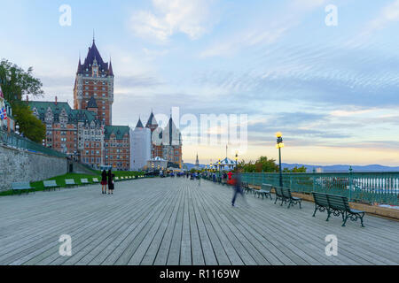 Quebec City, Kanada - 27 September 2018: Sonnenuntergang Szene des Dufferin Terrace und das Chateau Frontenac, bei Einheimischen und Besuchern, in Quebec City, Qu Stockfoto