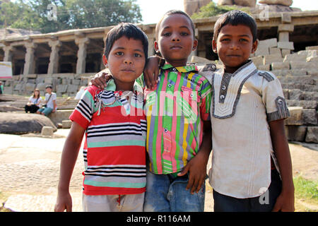 Indische Kinder haben eine Pose, als sie gebeten, ein Foto von berücksichtigt werden. In Hampi, Indien, Juli 2015 berücksichtigt. Stockfoto