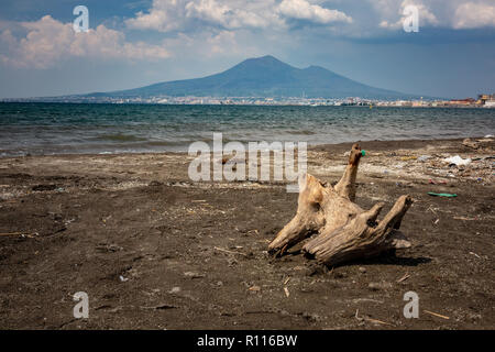 Verschmutzten Strand in Castellammare di Stabia Italien Stockfoto