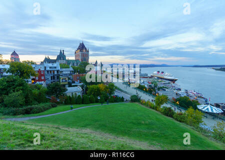 Quebec City, Kanada - 27 September 2018: Sonnenuntergang Blick auf die Altstadt und die St. Lawrence River von der Zitadelle aus, bei Einheimischen und Besuchern, Quebec Stockfoto