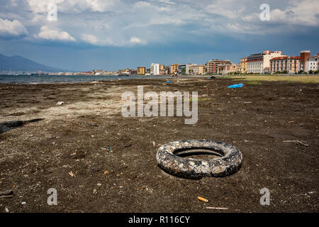 Verschmutzten Strand in Castellammare di Stabia Italien Stockfoto