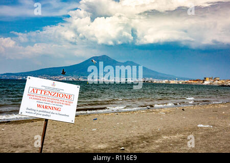 Verschmutzten Strand in Castellammare di Stabia Italien Stockfoto